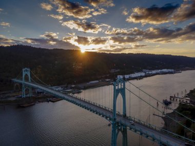 St. Johns Köprüsü, Portland, Oregon 'daki Willamette Nehri' ni kapsayan, Kuzey Portland 'daki Cathedral Park Mahallesi ile Kuzeybatı Portla' daki Linnton ve Kuzeybatı Endüstriyel Mahalleleri arasında uzanan çelik asma köprüdür.