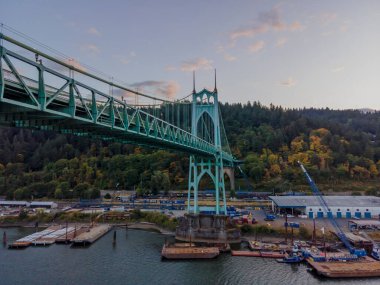 St. Johns Köprüsü, Portland, Oregon 'daki Willamette Nehri' ni kapsayan, Kuzey Portland 'daki Cathedral Park Mahallesi ile Kuzeybatı Portla' daki Linnton ve Kuzeybatı Endüstriyel Mahalleleri arasında uzanan çelik asma köprüdür.