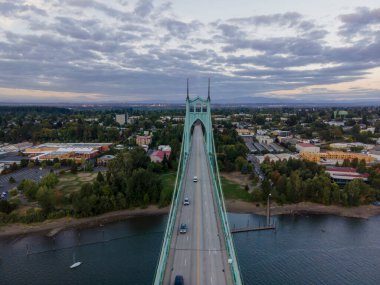 St. Johns Köprüsü, Portland, Oregon 'daki Willamette Nehri' ni kapsayan, Kuzey Portland 'daki Cathedral Park Mahallesi ile Kuzeybatı Portla' daki Linnton ve Kuzeybatı Endüstriyel Mahalleleri arasında uzanan çelik asma köprüdür.