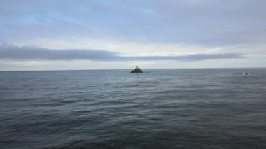 Tillamook Kaya Işığı (yerel olarak Korkunç Tilly veya sadece Tilly olarak bilinir), ABD 'nin Oregon sahilinde etkisiz hale getirilmiş bir deniz feneridir.. 