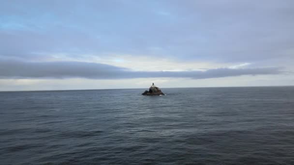 ティラモック ロック ライト Tillamook Rock Light アメリカ合衆国オレゴン州海岸にある灯台である — ストック動画