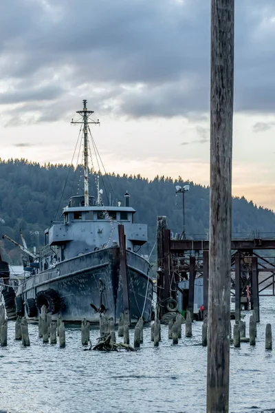 Stary Opuszczony Statek Siedzi Doku Pobliżu Rzeki — Zdjęcie stockowe