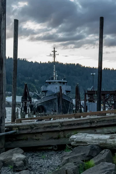 一艘废弃的老船停泊在河边的码头上 — 图库照片