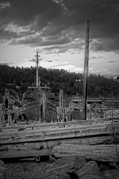 Old Abandoned Vessel Sits Dock River — Stock Photo, Image