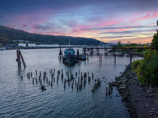 Una Vecchia Nave Abbandonata Trova Sul Molo Vicino Fiume — Foto Stock