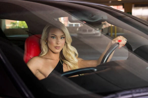 Ein Hinreißendes Blondes Model Posiert Draußen Mit Ihrem Sportwagen Einer — Stockfoto