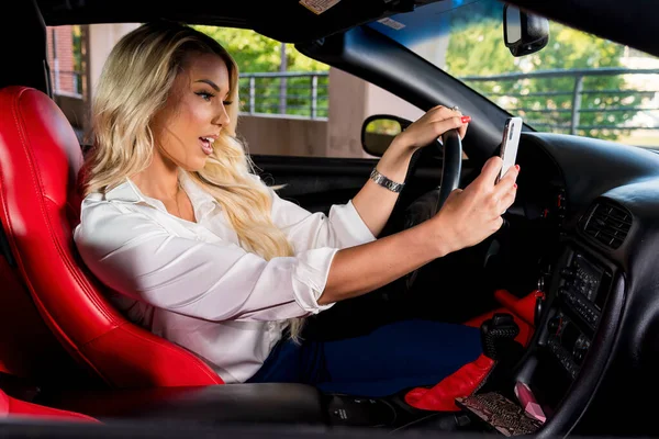 Güzel Sarışın Bir Manken Spor Arabasını Sürmeden Önce Cep Telefonuyla — Stok fotoğraf