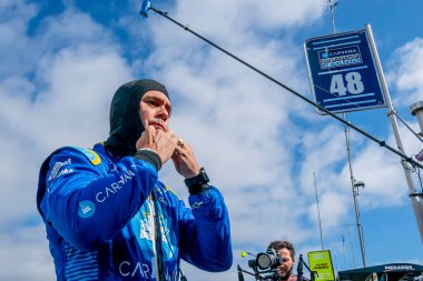 ABD 'li JIMMIE JOHNSON (R) (48) Monterey' deki WeatherTech Raceway Laguna Seca 'da Monterey' in Firestone Grand Prix 'ine hazırlanıyor..