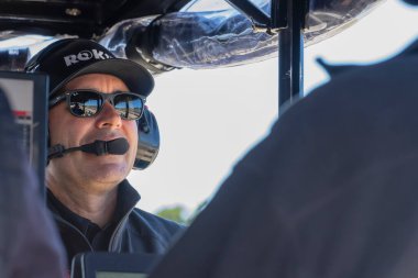 IndyCar Takım Müdürü, Larry Foyt Jr takımları Monterey, Kaliforniya 'daki WeatherTech Laguna Yarış Pisti' nde Monterey 'in Firestone Grand Prix' i için yarışmaya hazırlanırken izliyor..