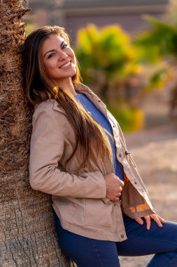 Güzel bir İspanyol mankeni kışın Arizona çölünün tadını çıkarır.