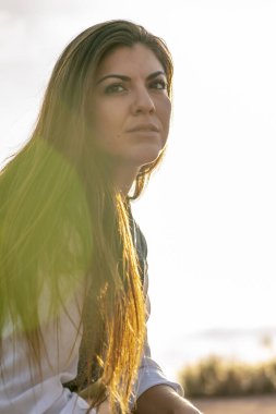 Güzel bir İspanyol mankeni kışın Arizona çölünün tadını çıkarır.