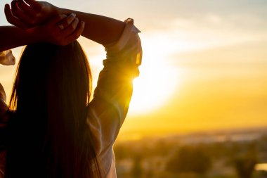 Güzel bir İspanyol mankeni kışın Arizona çölünün tadını çıkarır.