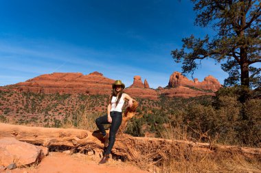 Güzel bir İspanyol mankeni kışın Arizona çölünün tadını çıkarır.