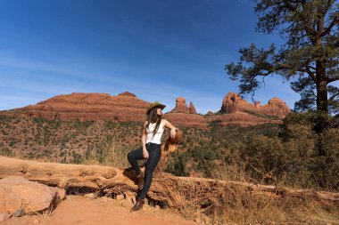 Güzel bir İspanyol mankeni kışın Arizona çölünün tadını çıkarır.