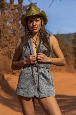 Güzel bir İspanyol model toprak bir yolda Arizona çölünün tadını çıkarıyor.