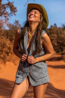 Güzel bir İspanyol model toprak bir yolda Arizona çölünün tadını çıkarıyor.