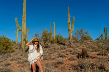 Güzel bir İspanyol modeli güneşli bir günde Arizona çölünün tadını çıkarıyor.