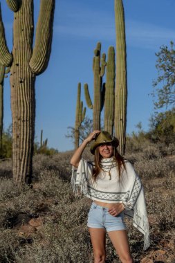 Güzel bir İspanyol modeli güneşli bir günde Arizona çölünün tadını çıkarıyor.
