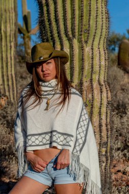 Güzel bir İspanyol modeli güneşli bir günde Arizona çölünün tadını çıkarıyor.
