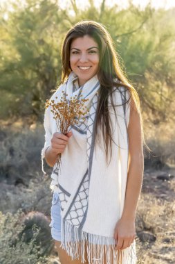 Güzel bir İspanyol modeli güneşli bir günde Arizona çölünün tadını çıkarıyor.