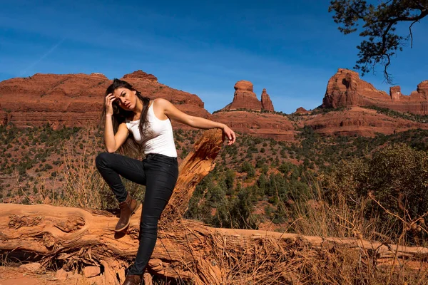 Güzel bir İspanyol mankeni kışın Arizona çölünün tadını çıkarır.