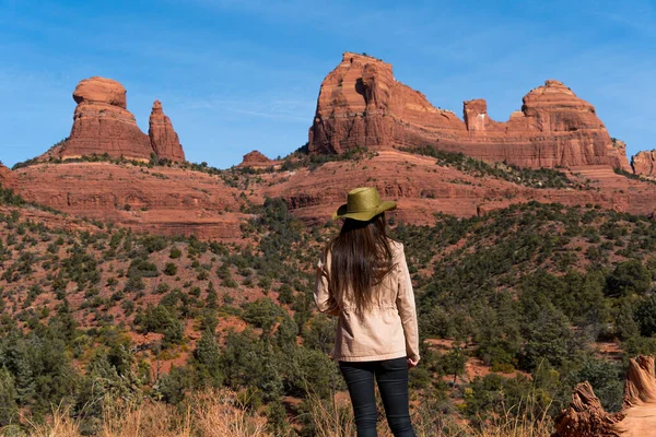 Güzel bir İspanyol mankeni kışın Arizona çölünün tadını çıkarır.