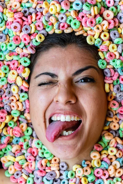 Una Hermosa Joven Modelo Hispana Está Cubierta Cereales Para Desayuno —  Fotos de Stock