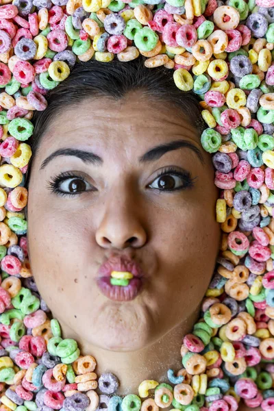 Modelo Hispânico Jovem Lindo Coberto Cereais Pequeno Almoço Mostrando Seu — Fotografia de Stock