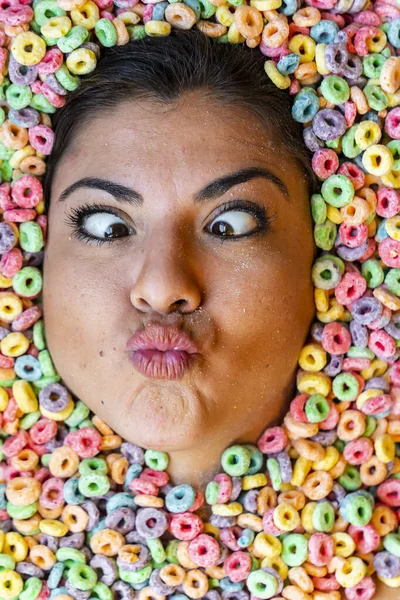 Una Hermosa Joven Modelo Hispana Está Cubierta Cereales Para Desayuno —  Fotos de Stock