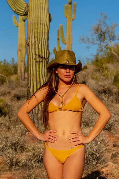 Beau Modèle Hispanique Profite Désert Arizona Par Une Journée Ensoleillée — Photo