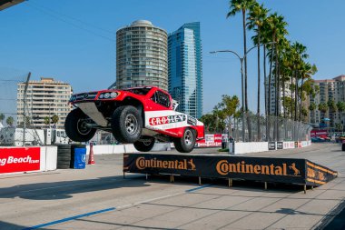 Stadyum Super Trucks Serisi takımları, Long Beach 'in Long Beach caddelerindeki Acura Grand Prix' si için yarışa katılıyor..
