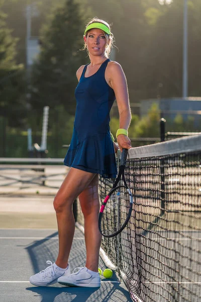 Een Prachtig Blond Model Speelt Tennis Middagzon Een Tennisbaan — Stockfoto