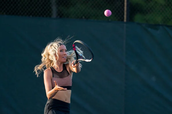Nydelig Blondine Spiller Tennis Ettermiddagssolen Tennisbane – stockfoto