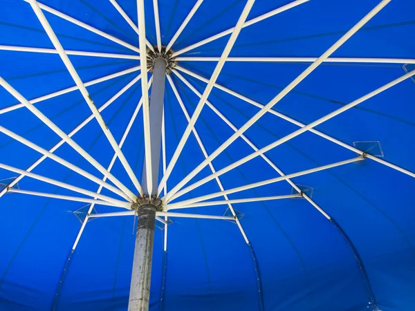 Відкрив синій парасольку — стокове фото