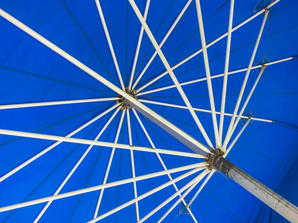 Guarda-chuva azul aberto — Fotografia de Stock