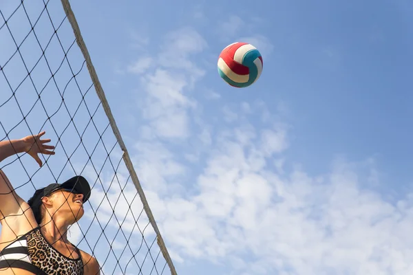 Kvinnliga beach volleyball spelare — Stockfoto