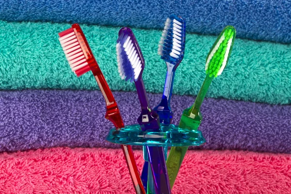 Escova de dentes e toalhas de banho — Fotografia de Stock