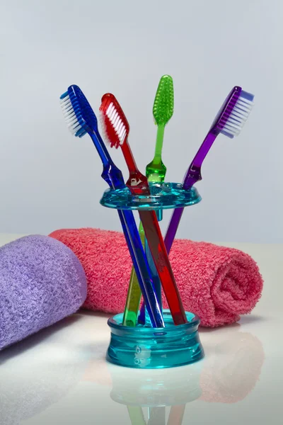 Brosse à dents et serviettes de bain — Photo