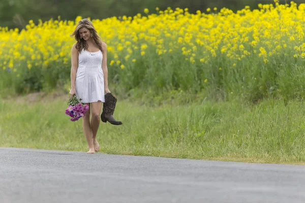 Model In Field Of Flowers — Stock Photo, Image