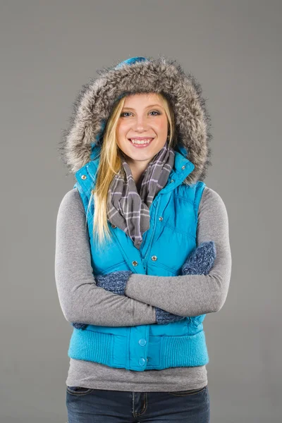 Vrouwelijke model met winterkleren — Stockfoto
