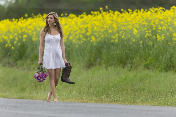 Model In Field Of Flowers — Stock Photo, Image