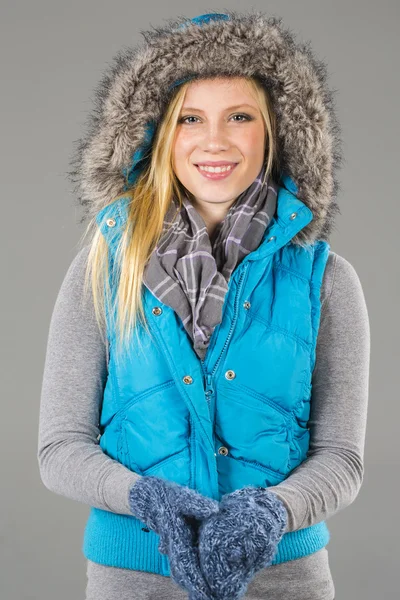 Modelo femenino con ropa de invierno — Foto de Stock