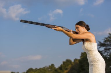 Av tüfeği ile gelin