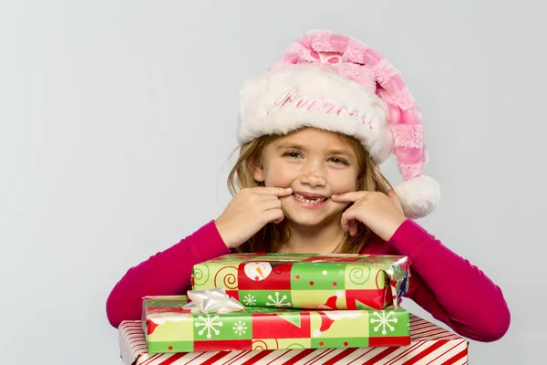 Petite fille avec des cadeaux — Photo