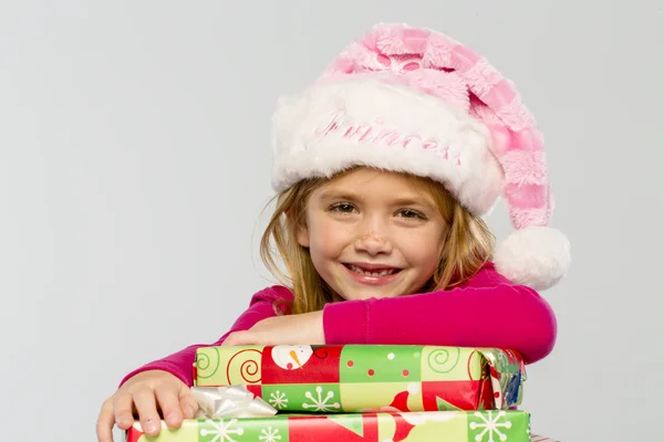 Petite fille avec des cadeaux — Photo