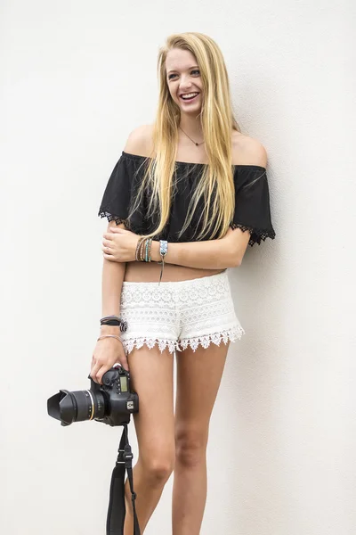 Blondýna model venku — Stock fotografie