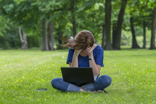 Mooie brunette model op computer — Stockfoto