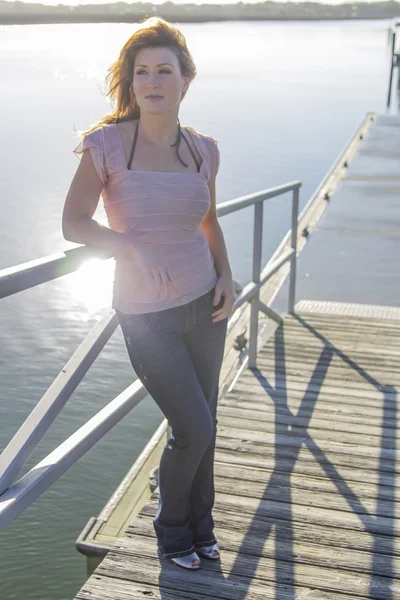 Model ved solopgang på molen - Stock-foto