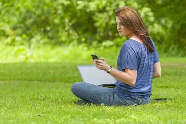 Mooie brunette model op computer — Stockfoto