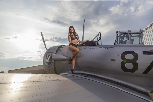 Modèle et avion de la Seconde Guerre mondiale — Photo